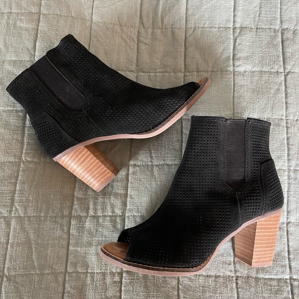 Toms Majorca Peep Toe Boot Black Suede Perf Size 6